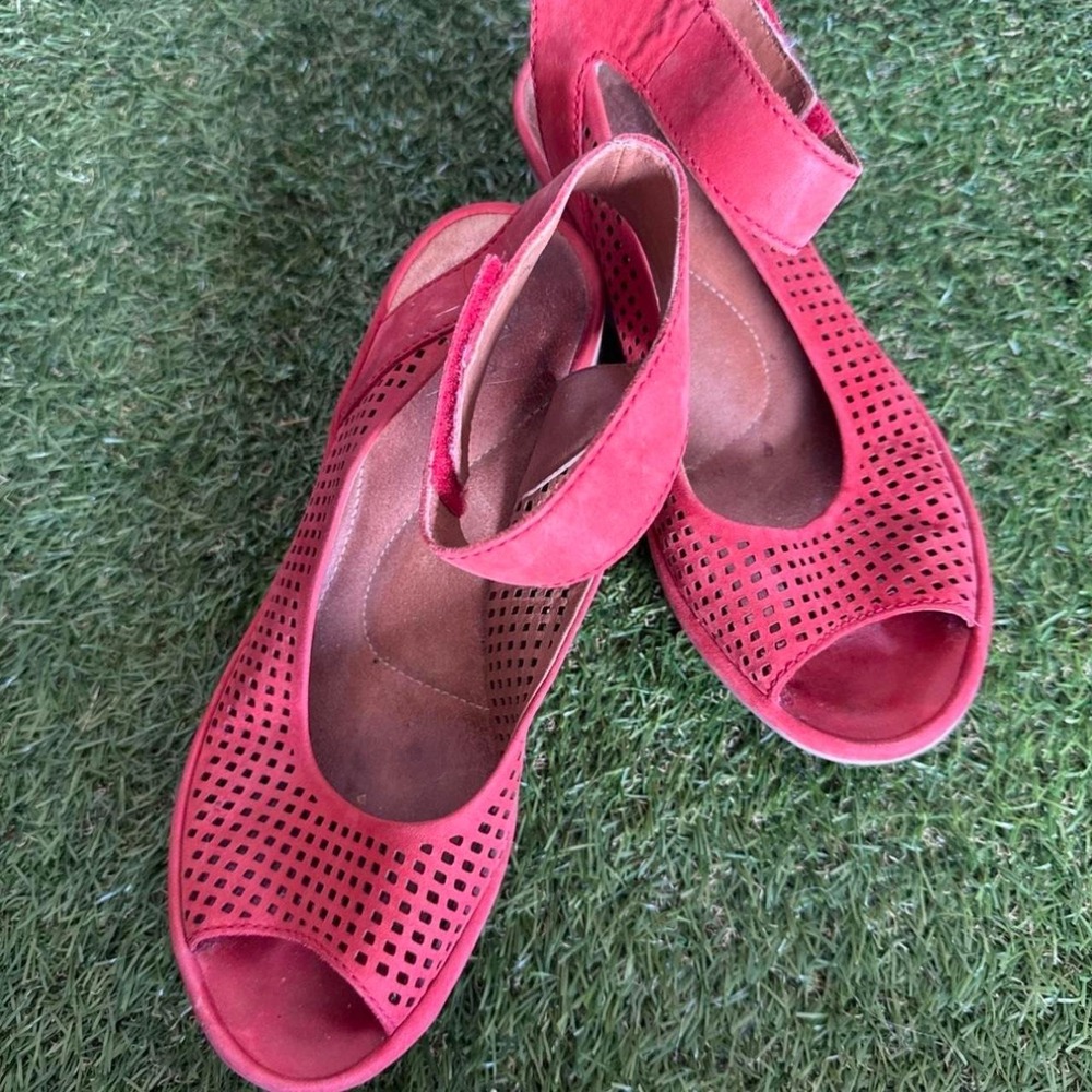Clark's wedge style shoes Velcro straps 3.5 cm heel 8.5